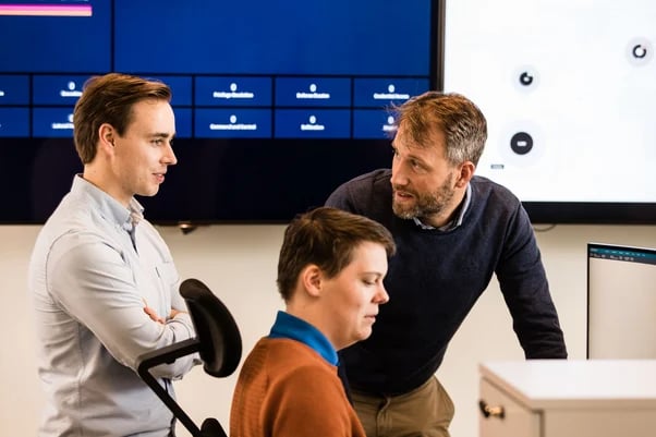 Tre personer på et kontor