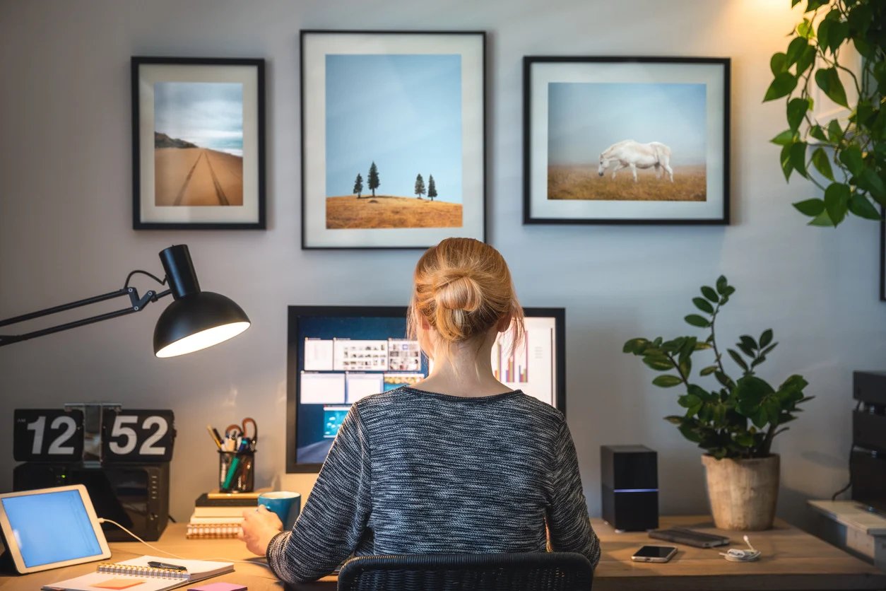 Kvinne på hjemmekontor foran en PC