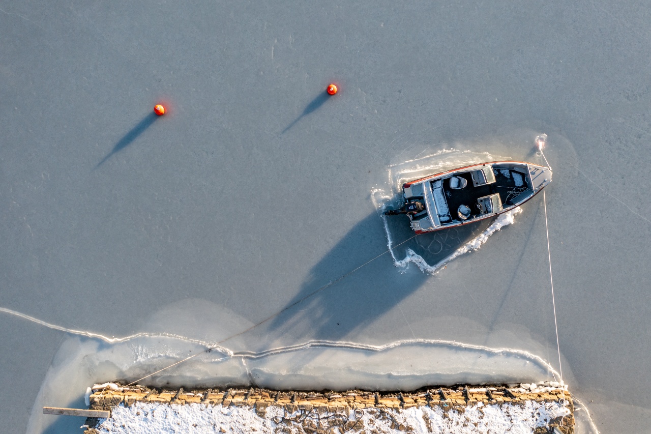 Båt i isen. Foto: Frank Kirkeng